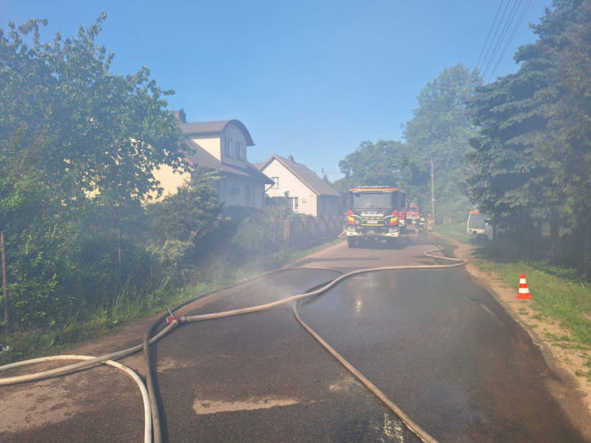 Olbrzymi pożar pod Łomżą. W Starym Cydzynie palą się warsztat, garaż i dom. Ogień został wstępnie opanowany