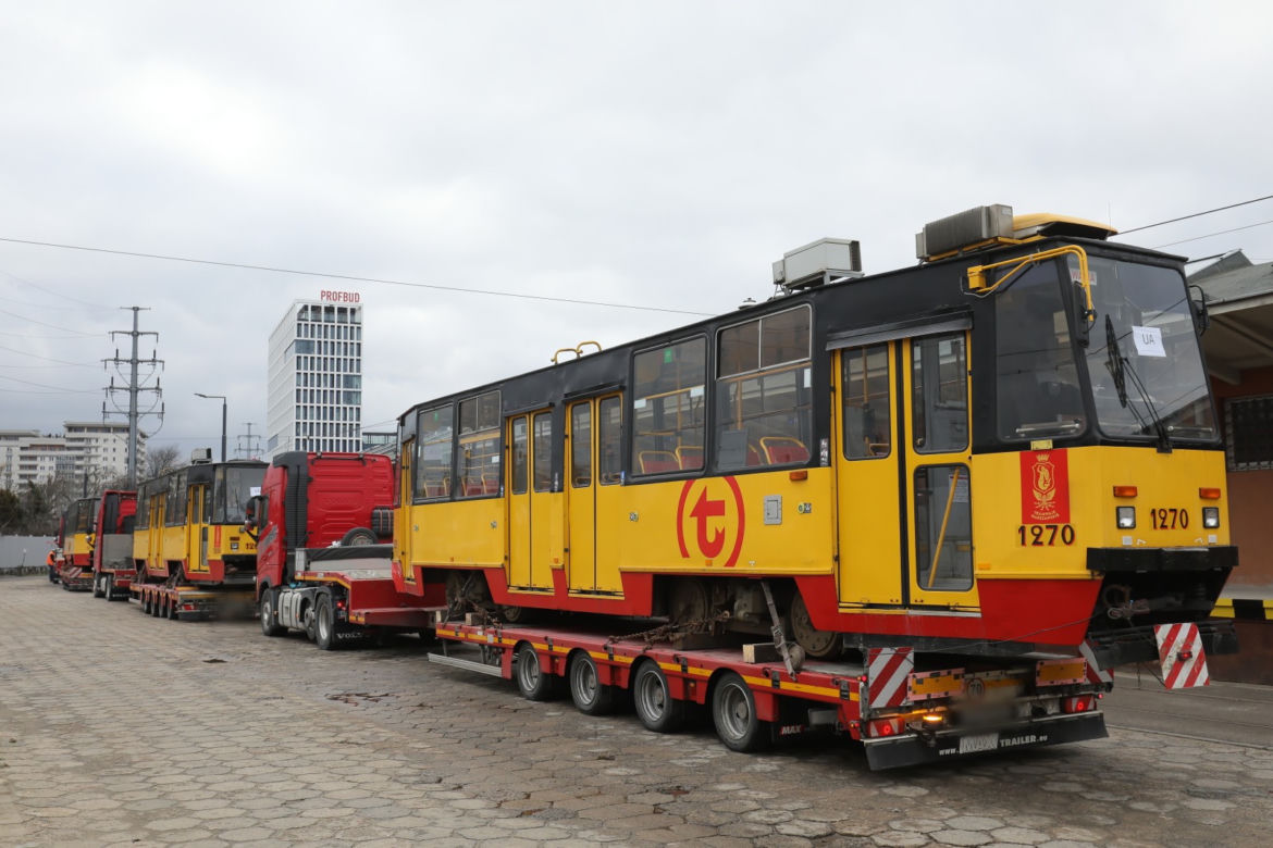 Załadunek tramwajów, które zostaną przekazane do Ukrainy