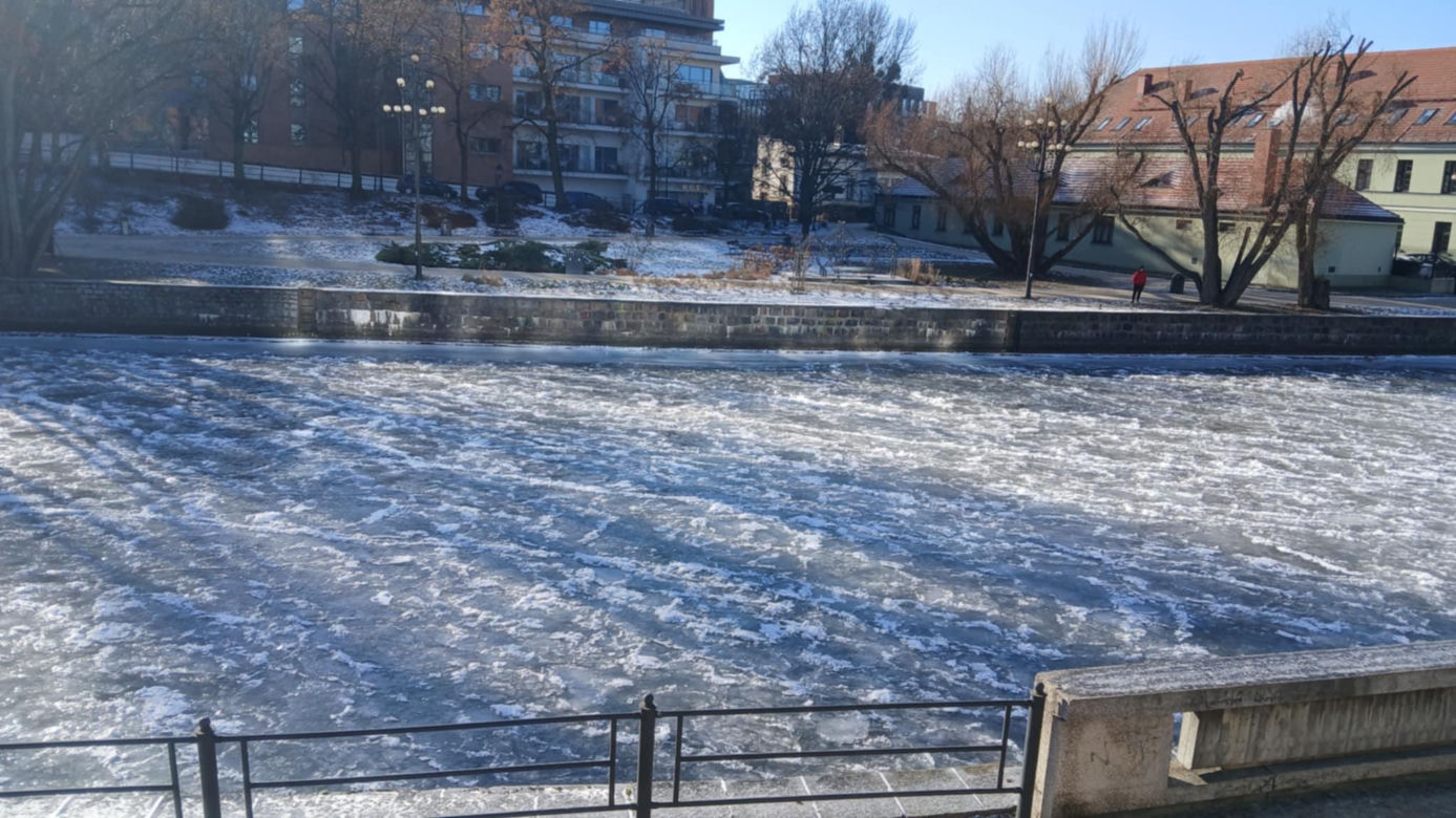 Wisła i Brda skute lodem! Zimowe piękno kusi, ale jest wyjątkowo niebezpieczne