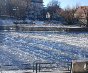 Wisła i Brda skute lodem! Zimowe piękno kusi, ale jest wyjątkowo niebezpieczne