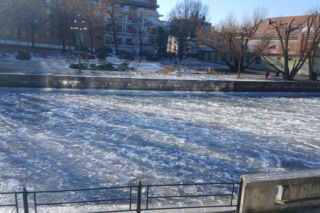 Wisła i Brda skute lodem! Zimowe piękno kusi, ale jest wyjątkowo niebezpieczne