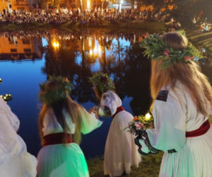 Dawne słowiańskie obrzędy ożyły w Parku Aleksandria w Siedlcach. Zespół Chodowiacy zaprezentował widowisko „Kupalnocka”