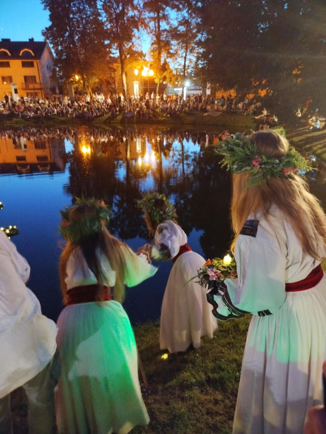 Dawne słowiańskie obrzędy ożyły w Parku Aleksandria w Siedlcach. Zespół Chodowiacy zaprezentował widowisko „Kupalnocka”