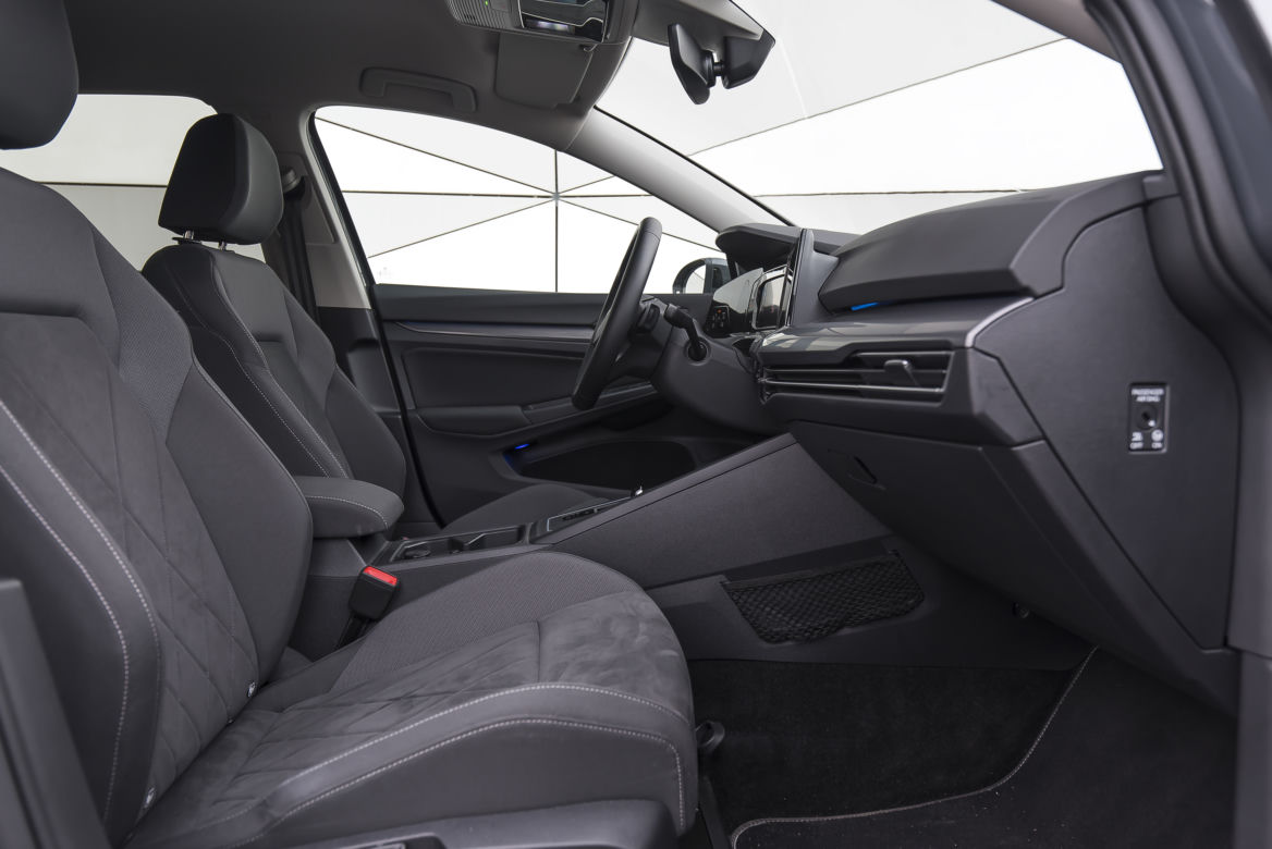 Mazda 3 Skyactiv-G 150 KM MT6 & Volkswagen Golf 8 1.5 eTSI 150 KM DSG7