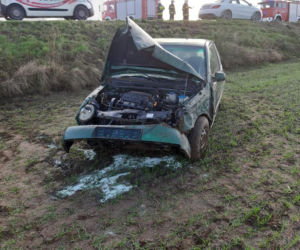 Poranny wypadek pod Bydgoszczą! Auto wpadło w poślizg i spadło ze skarpy!