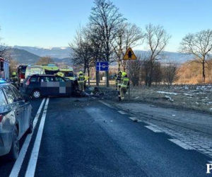 Radomierz. Osobówka wpadła w poślizg i wjechała w taksówkę. 8 osób w szpitalu