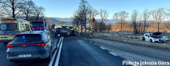 Radomierz. Osobówka wpadła w poślizg i wjechała w taksówkę. 8 osób w szpitalu