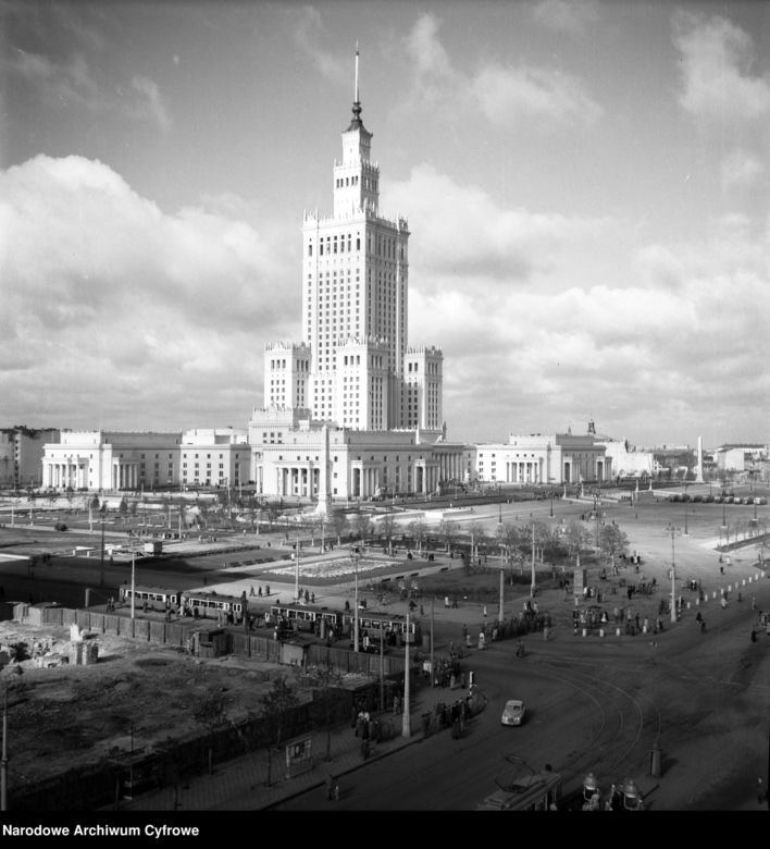 QUIZ PRL. Pałac Kultury i Nauki w Warszawie. Zmierz się z historią dziarskiego 70-latka? 