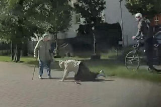 Rowerzysta zaatakował seniorkę