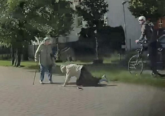 Rowerzysta zaatakował seniorkę