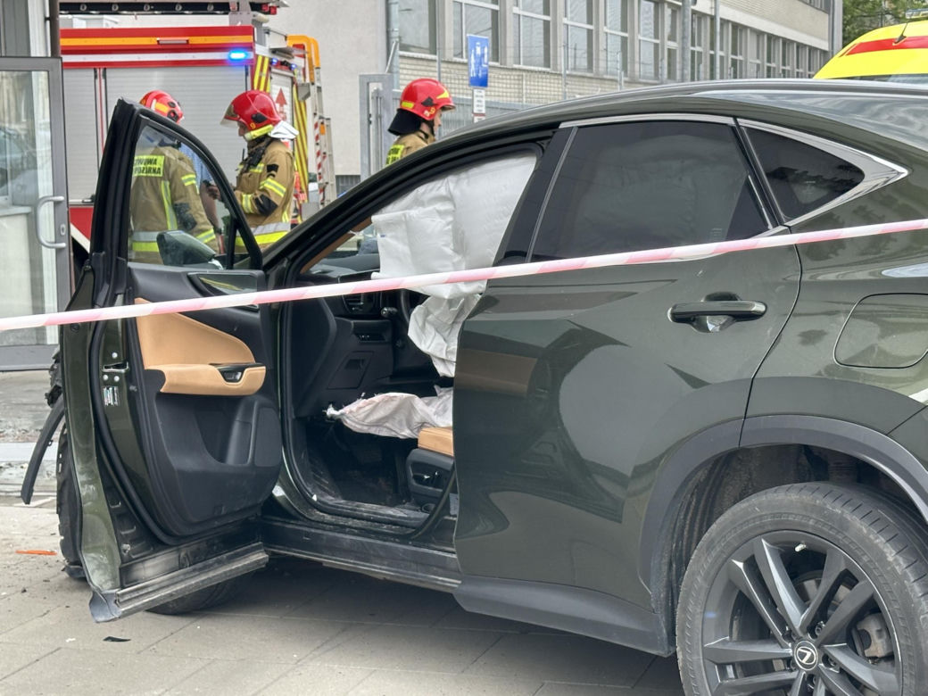 Auto wbiło się w budynek Instytutu Lotnictwa