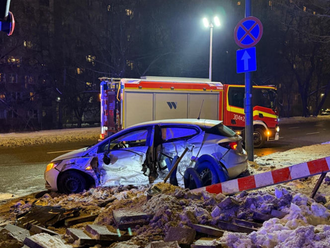 Stłuczka z nieoznakowanym radiowozem w Warszawie. Potężna utrudnienia