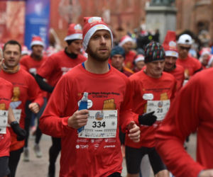 23. Festiwal Biegów Świętych Mikołajów w Toruniu. Zdjęcia ze starówki