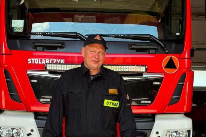 Strażakiem się jest, a nie bywa. Strażak z Kalisza udzielił pomocy pasażerowi samolotu