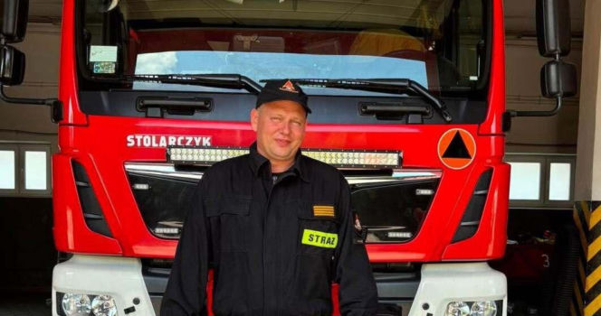 Strażakiem się jest, a nie bywa. Strażak z Kalisza udzielił pomocy pasażerowi samolotu
