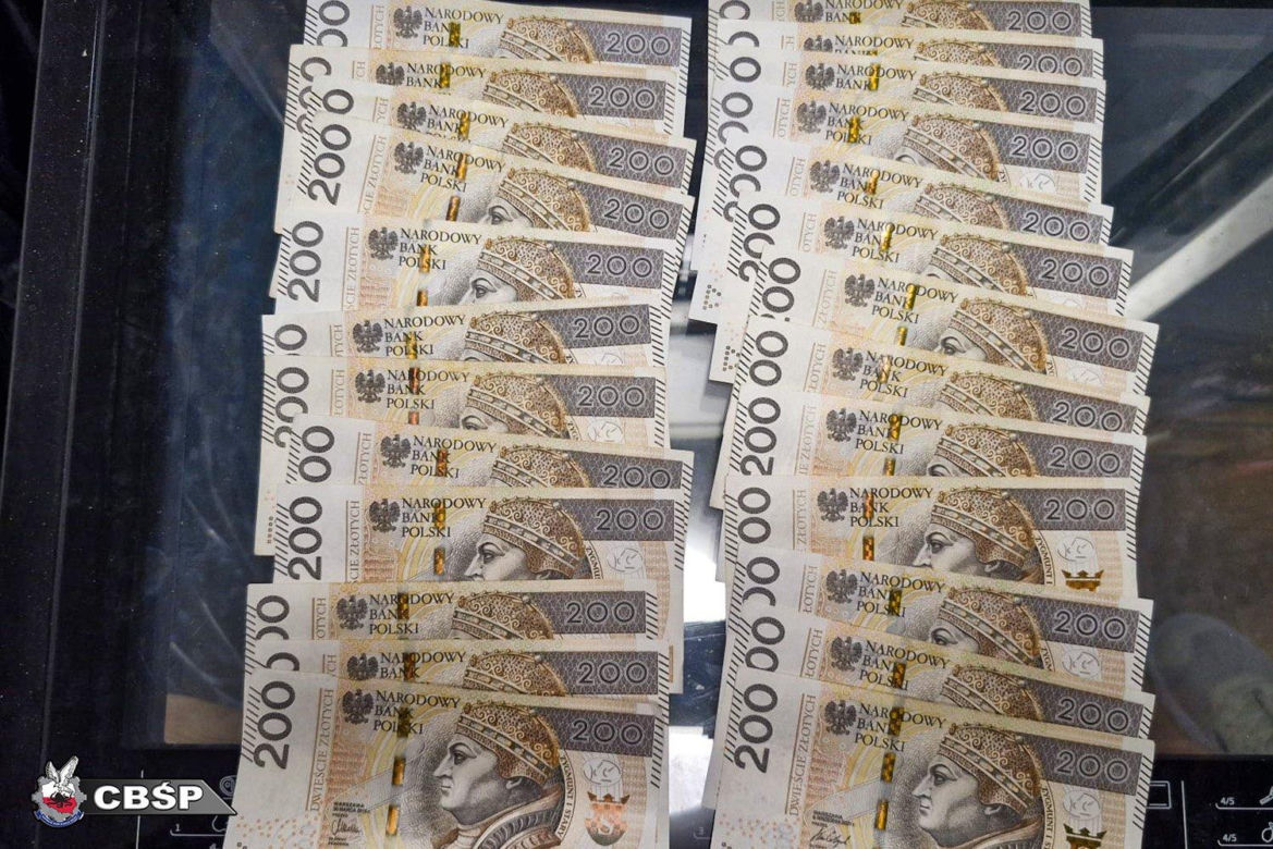 Handlowali narkotykami, wprowadzali do obrotu fałszywe pieniądze. 20 osób stanie przed sądem