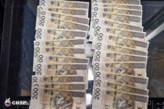 Handlowali narkotykami, wprowadzali do obrotu fałszywe pieniądze. 20 osób stanie przed sądem
