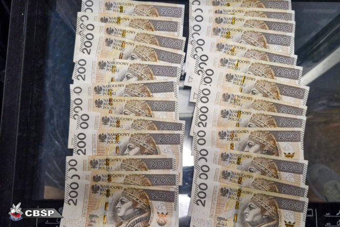 Handlowali narkotykami, wprowadzali do obrotu fałszywe pieniądze. 20 osób stanie przed sądem