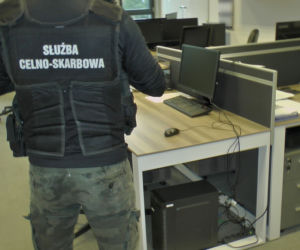 KAS rozbiła grupę przestępczą. Chodzi o fałszowanie faktur VAT. 10 osób zatrzymanych. Znaleziono broń i narkotyki