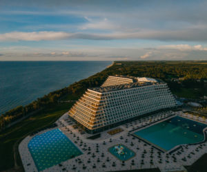 Pracownicy hotelu Gołębiewski mieszkają w dawnych koszarach. Obiekt oferuje im niezwykłe kwatery