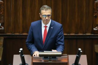 Poseł Sachajko przyłapany z gadżetem na mównicy! Zdradziła go zielona poświata. Czy to bezpieczne urządzenie?