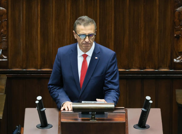 Poseł Sachajko przyłapany z gadżetem na mównicy! Zdradziła go zielona poświata. Czy to bezpieczne urządzenie?