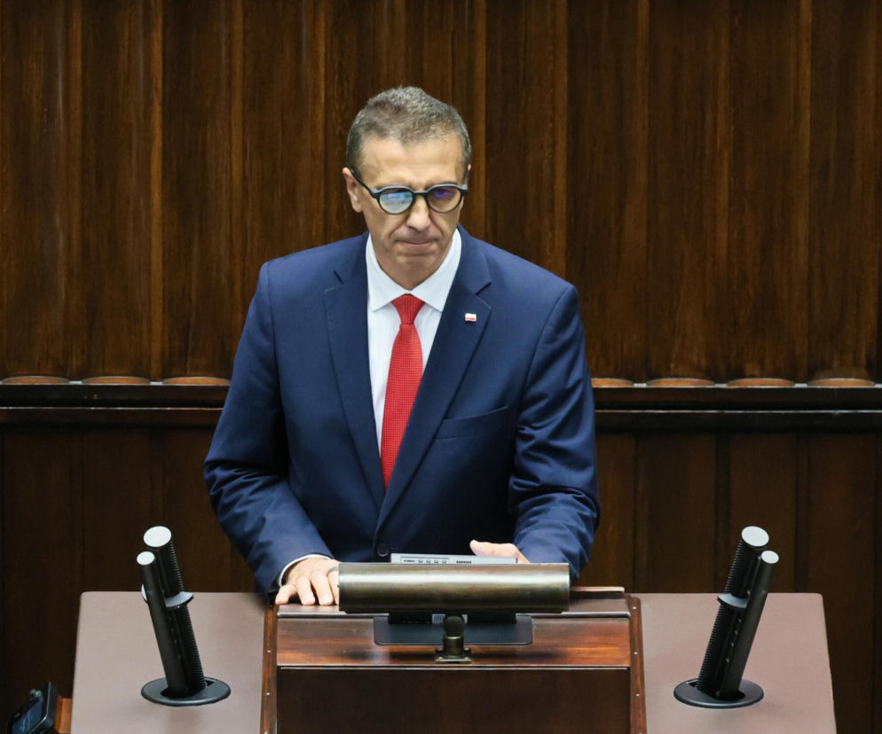 Poseł Jarosław Sachajko w ciemnych okularach na sejmowej mównicy. O kontrowersyjnym gadżecie przeczytasz na SE Polityka.