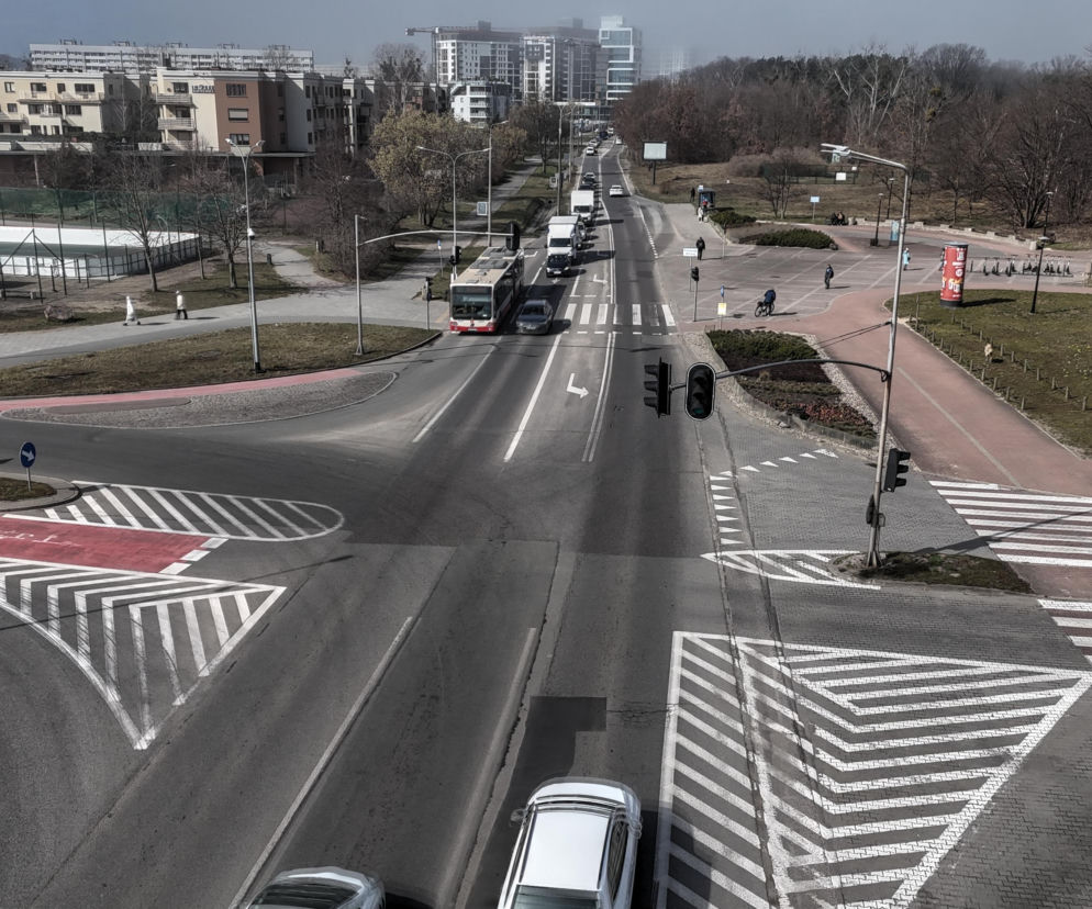 Duże skrzyżowanie dróg z ruchem aut i autobusu w Gdańsku. O projekcie Zielonego Bulwaru przeczytasz w serwisie Architektura.