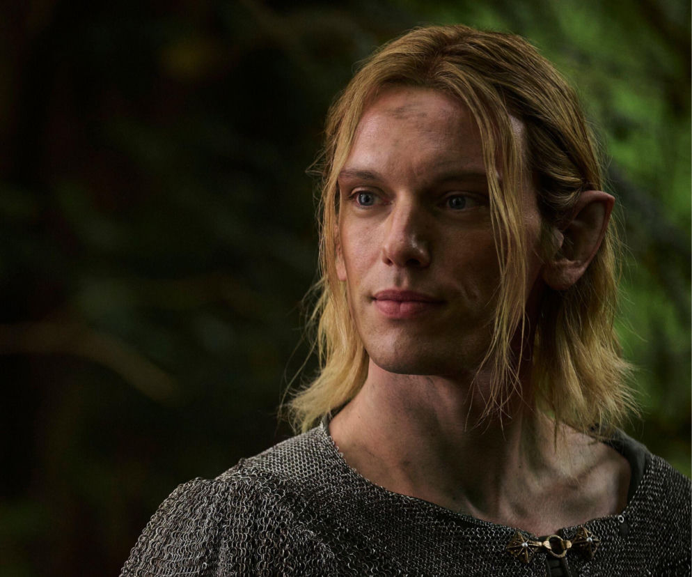 Aktor Jamie Campbell Bower jako elf Celeborn w kolczudze. O 3. sezonie Pierścieni Władzy przeczytasz w serwisie Eska.