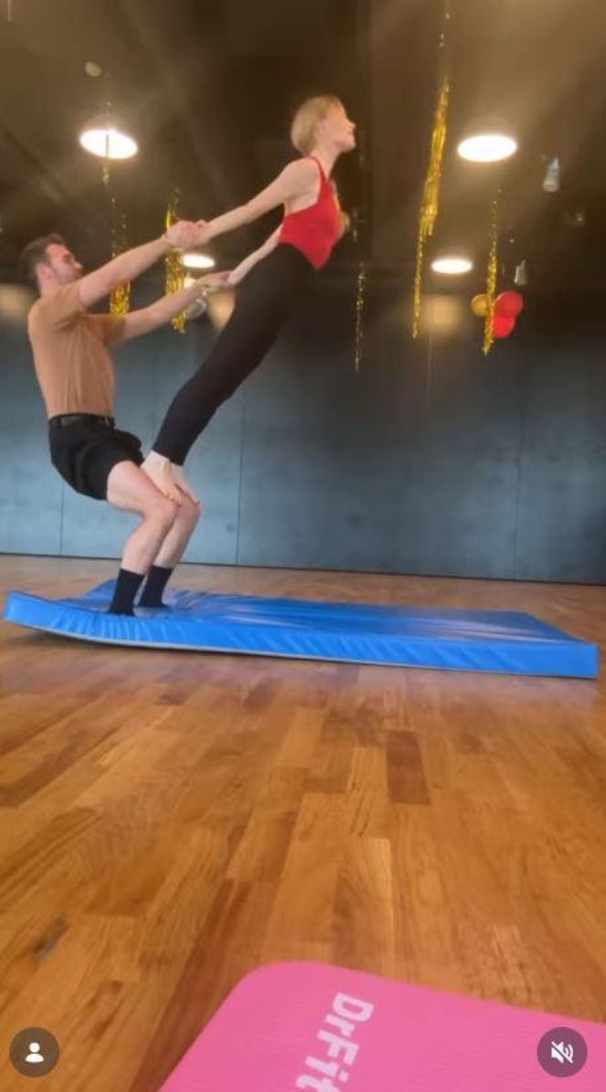 Izabella Miko, Albert Kosiński