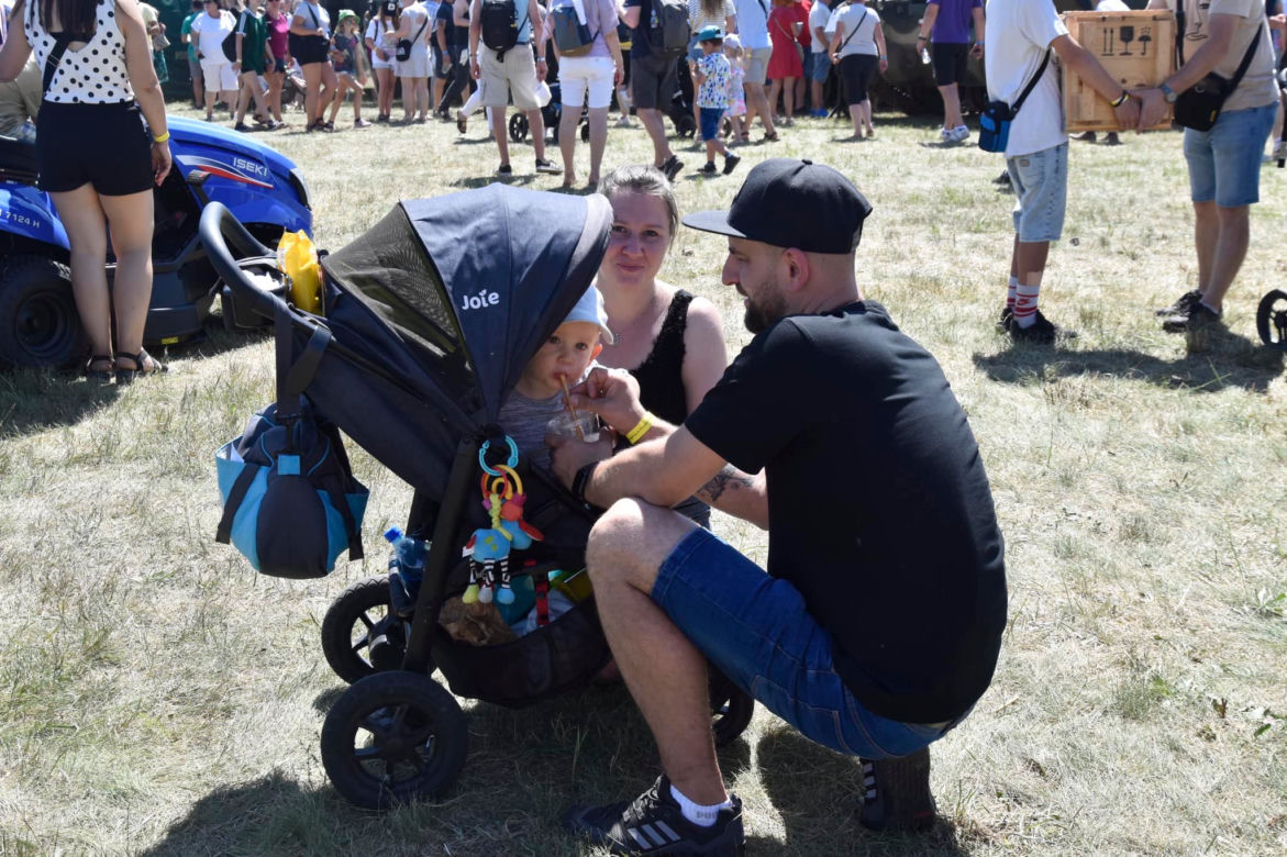Rodzinny Piknik Lotniczy w Gryźlinach 2023. Lotnicy-akrobaci zachwycili publiczność