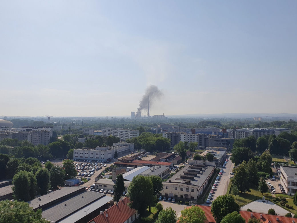 Kłęby gęstego dymu nad Krakowem. Co się pali?