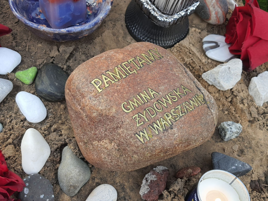 Córkę Lityńskiego pochwali na żydowskim cmentarzu. Grób w kwiatach i kamykach [ZDJĘCIA]