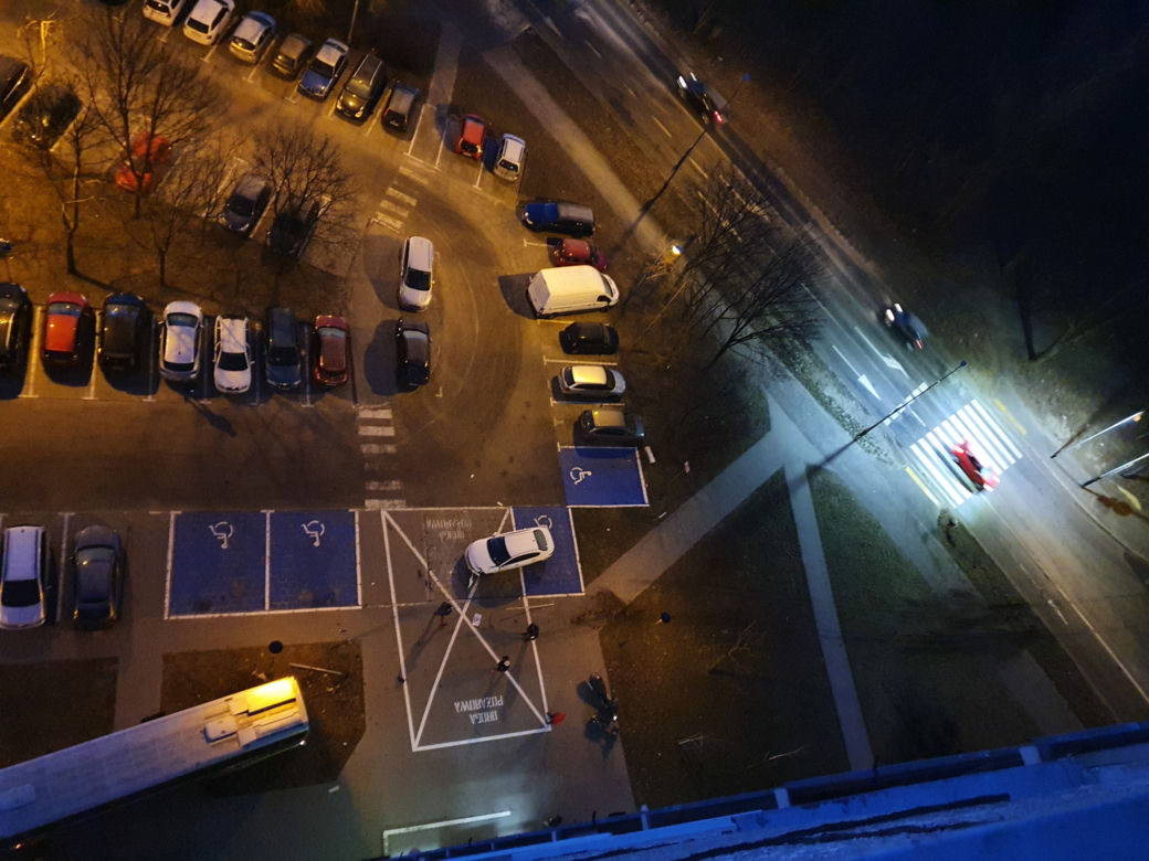 Poznań: autobus wylądował przy wejściu do bloku.