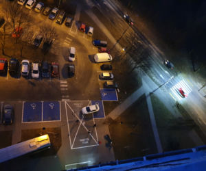Poznań: autobus wylądował przy wejściu do bloku.