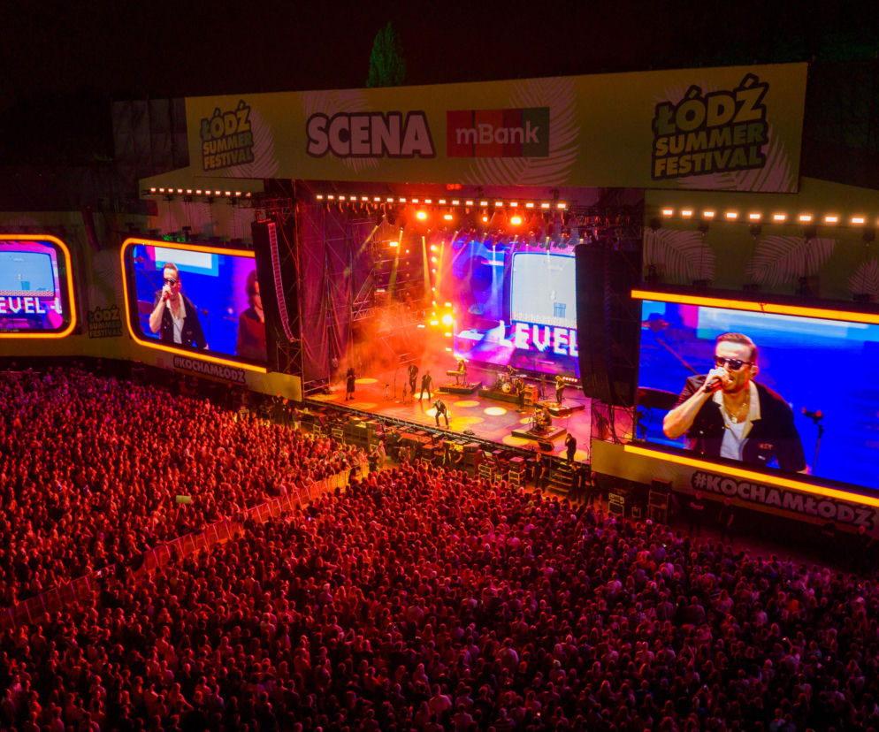 Tłum ludzi pod główną sceną Łódź Summer Festival. Na telebimach widać artystę. O gwiazdach imprezy przeczytasz w Eska.