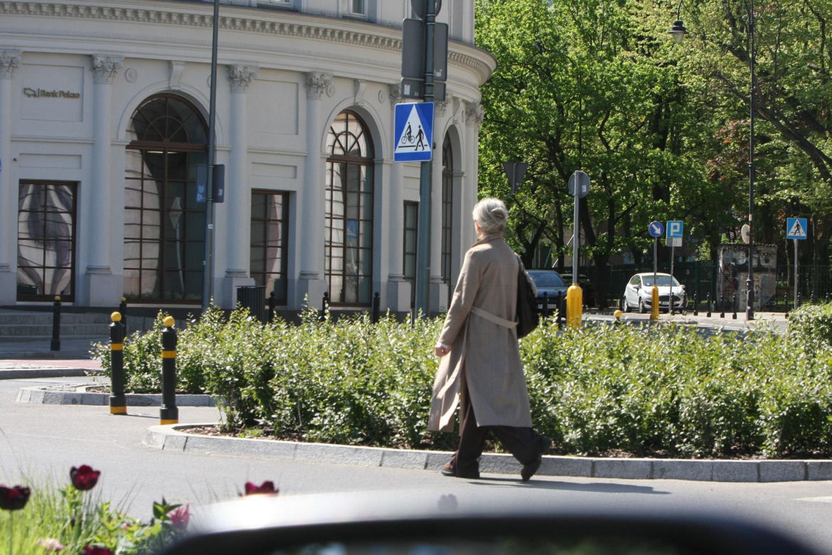 Jarosław Kaczyński na cmentarzu nie był sam. Pewna kobieta nie odstępowała go na krok