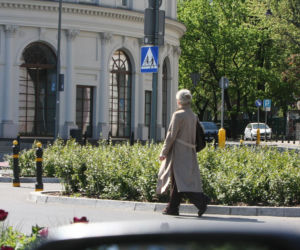 Jarosław Kaczyński na cmentarzu nie był sam. Pewna kobieta nie odstępowała go na krok
