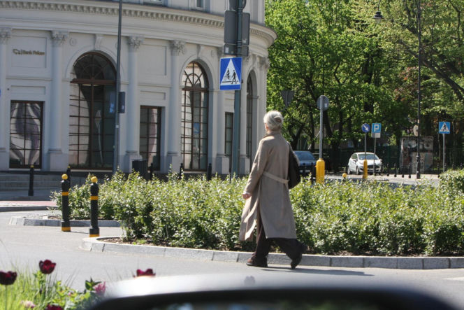 Jarosław Kaczyński na cmentarzu nie był sam. Pewna kobieta nie odstępowała go na krok