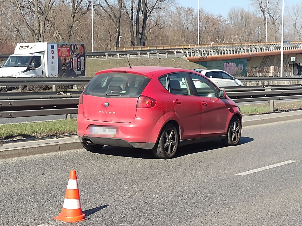 Auto zawisło na barierkach. Groźny wypadek na trasie Siekierkowskiej