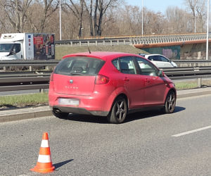 Auto zawisło na barierkach. Groźny wypadek na trasie Siekierkowskiej