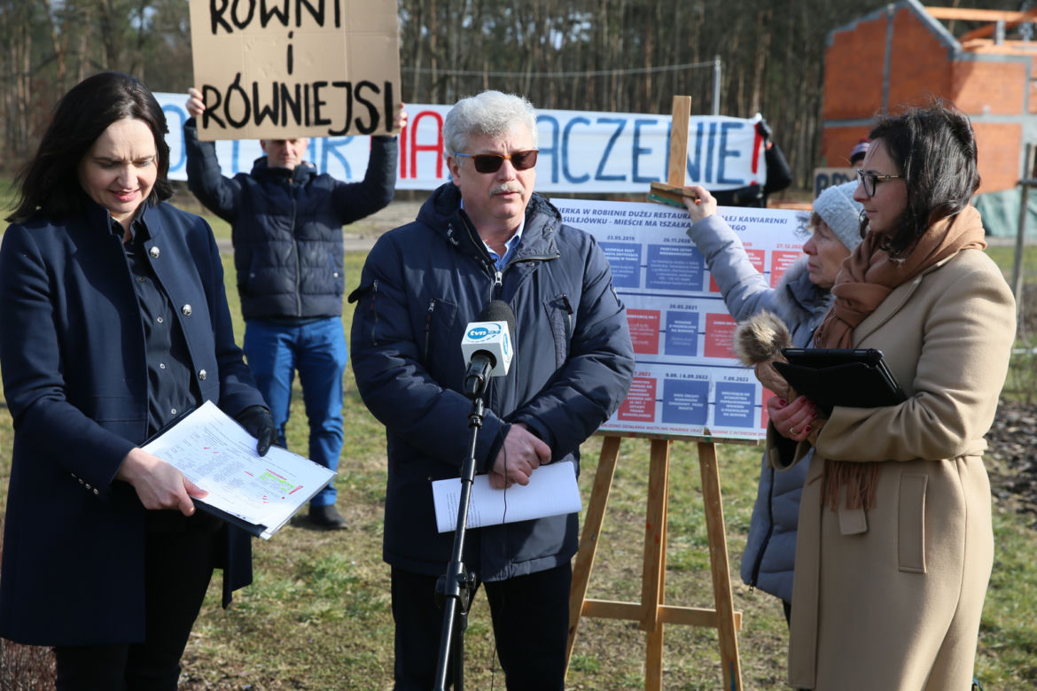 Awantura o budowę w parku w Sulejówku. Miała być mała kawiarenka, będzie duża restauracja