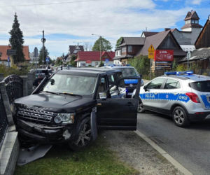 Szaleńczy rajd czarnego Land Rovera. 59-latka taranowała wszystko na swojej drodze, ucierpiał pieszy!