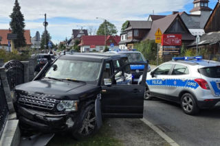 Szaleńczy rajd czarnego Land Rovera. 59-latka taranowała wszystko na swojej drodze, ucierpiał pieszy!