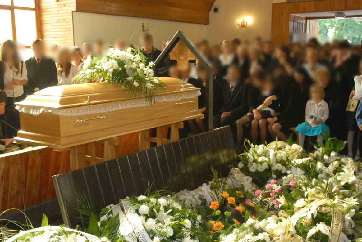 Jedną ręką podawał kwiaty, drugą zadźgał ukochaną. Daria zginęła na schodach szkoły