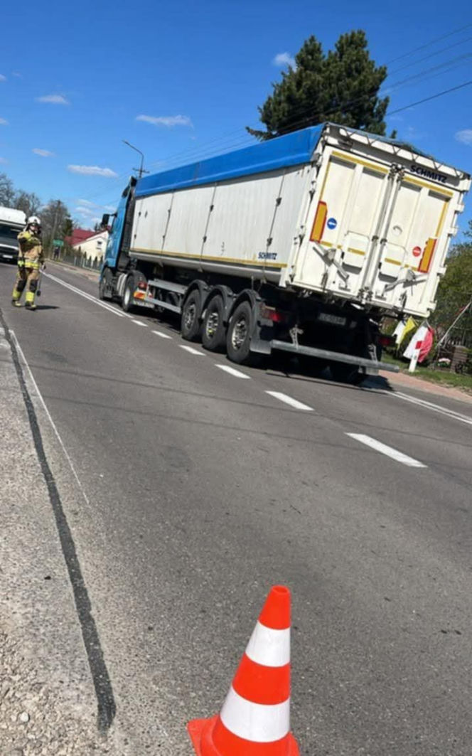 Tragiczny wypadek na DW 811 w Nowych Hołowczycach. Kierowca busa potrącił pieszą