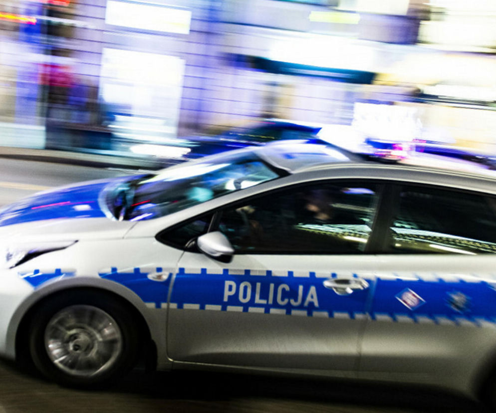 Potrzebowała specjalistycznej opieki medycznej. Policjanci, ulicami Warszawy, eskortowali parę do szpitala