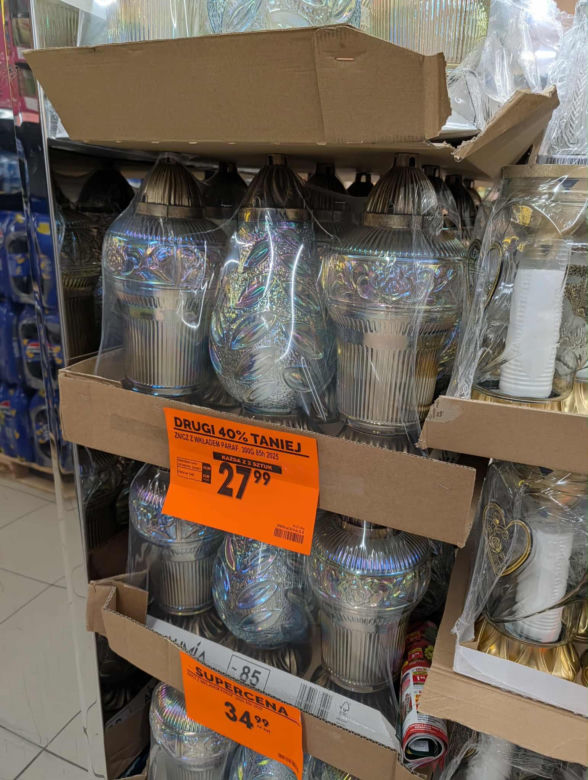 Promocje na Wszystkich Świętych w Biedronce. Wkłady do zniczy gratis