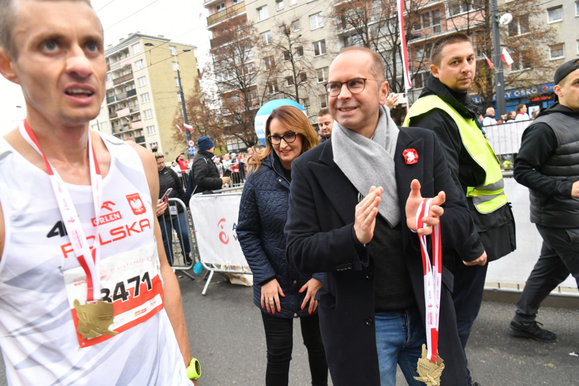 Uczestnicy Biegu Niepodległości 2022 w Warszawie
