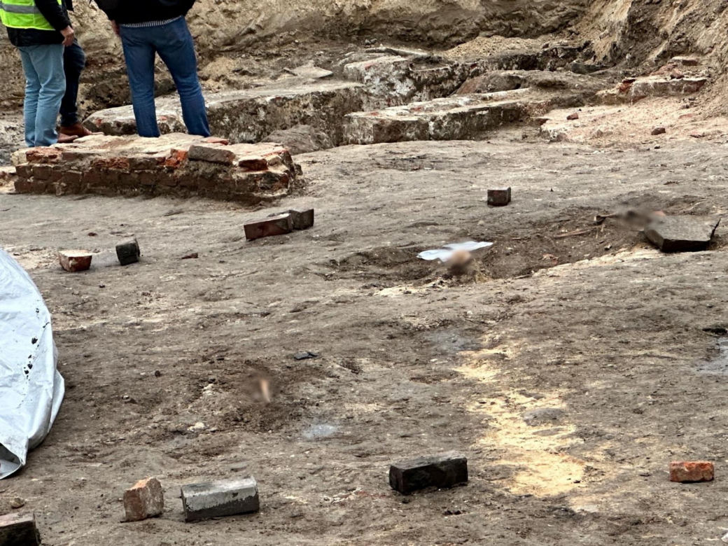 Wykopali ludzie szczątki w samym centrum Warszawy. Robotnicy wykopali kości podczas prac ziemnych